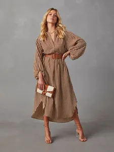 Abito midi da donna <span class=keywords><strong>a</strong></span> righe, vestibilità ampia, scollo <span class=keywords><strong>a</strong></span> V, maniche <span class=keywords><strong>a</strong></span> <span class=keywords><strong>palloncino</strong></span>, spacco laterale, casual ed elegante - Product Image 1