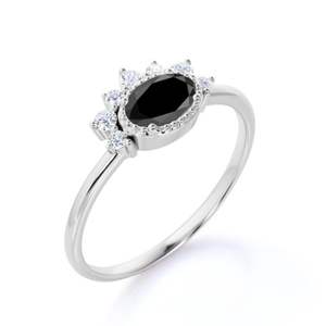 Anillo de Diamantes Negros y Blancos con Corte Ovalado Negro, Estilo Único de Medio Halo para Mujer - Product Image 2
