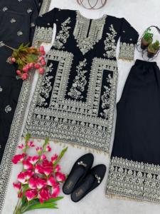 Présentation d'une nouvelle collection de créateurs en soie avec un travail de broderie lourd en sequins, ensemble haut, bas et dupatta, robe entièrement cousue - Product Image 4