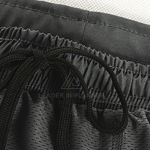 กางเกงขาสั้นออกกำลังกายเอวยางยืดสีพื้นสไตล์ใหม่พร้อมโลโก้แบบกำหนดเองสำหรับฤดูร้อน - Product Image 3