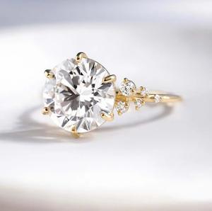 Anillo de compromiso y aniversario de moissanita de 1 quilate con corte brillante, diseño Snowdrift, engaste pavé, banda de eternidad curvada, plata de ley 925 - Product Image 6