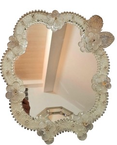 Miroir de courtoisie vintage artisanal avec fleurs en verre style Murano, angle réglable, support en bois, cadre orné - Product Image 3