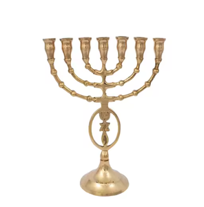 Menorah moderne en métal de luxe Candélabre de Hanoukka au design attrayant pour les mariages et les célébrations de la lumière éternelle - Product Image 2