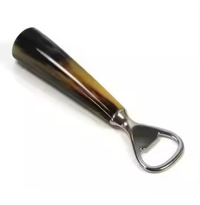 Abridor de tapa de cuerno de búfalo ecológico personalizado, abridor de botellas de bebidas pulido para padrinos de boda o regalos de vacaciones - Product Image 2