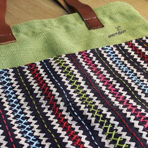 2025 nouveauté sac fourre-tout en jute vert avec poche Ajrak brodée à la main du Pakistan - Product Image 2