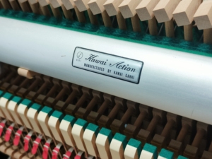 Venta al por mayor de pianos Kawai K35 usados, pianos verticales japoneses con cuidadosamente controlado mantenimiento e inspección, estructura duradera. - Product Image 3