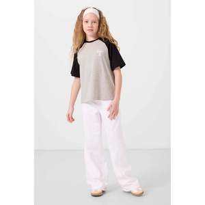 TOMMYLIFE Camiseta de algodón con cuello redondo y estampado para niñas, corte holgado, cómoda y elegante, blanca y beige, para jóvenes - Product Image 1