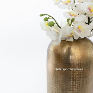 Florero de Metal decorativo antiguo para el hogar y la boda Evento Decoración del piso Florero martillado chapado en oro - Product Image 3