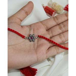 Rakhi de Plata 92.5 con Engaste de Bisel, Baño de Rodio, Colgantes de Platino con Diseño de Número, Zirconia de Corte Princesa y Colgante de Flor - Product Image 1