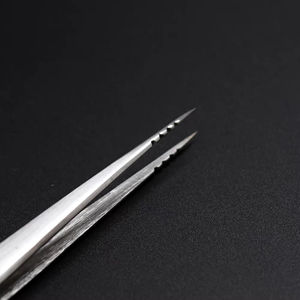 Pinzas de belleza de acero inoxidable de moda moderna con agarre fuerte para dar forma precisa a las cejas y fijar las pestañas - Product Image 3