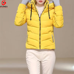 Dernier style Veste courte matelassée personnalisée pour femme 100% polyester Coupe ajustée Fermeture éclair à capuche Imperméable Séchage rapide Prix d'usine - Product Image 1