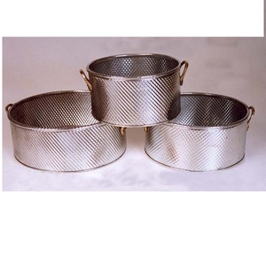 Ensemble de 3 jardinières en métal plaqué or pour banquet de mariage dans un jardin, finition brillante, design élégant - Product Image 2