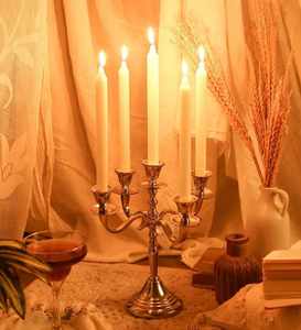 Porte-bougie classique à 5 bras en aluminium argenté pour une éclairage chaleureuse et élégante. Disponible aux prix de gros. - Product Image 1