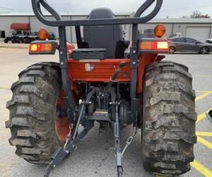 Tractor Compacto Utilitario Premium L4060 2022 con Potencia de Grado Profesional - Product Image 1