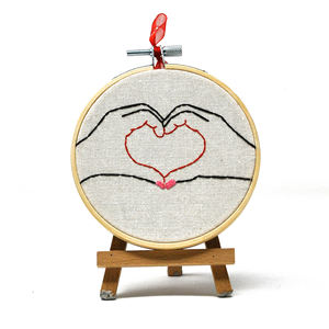 Broderie artisanale en forme de cœur sur cerceau en bois de 10 cm – Décoration murale minimaliste et cadeau romantique – Ornement de maison style DIY - Product Image 1