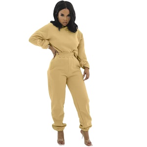 Ensemble de 2 pièces de sweats à capuche et pantalons de couleur unie en peluche chaude imprimée de logo personnalisé vêtements d'hiver épais deux pièces décoration de trous pour femmes - Product Image 4