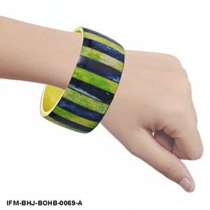 Brazalete Artesanal de Cuerno y Latón con Acabado de Resina Marmoleada Verde y Azul, Brazalete Ancho con Incrustaciones para Mujer - Product Image 2