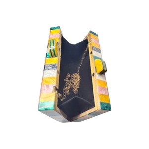 กระเป๋าคลัทช์งานแฮนด์เมดไม้และเรซิ่นหลากสี ดีไซน์พิเศษสำหรับงานปาร์ตี้ยามเย็น พร้อมลวดลายของขวัญคริสต์มาสสำหรับผู้หญิง - Product Image 3