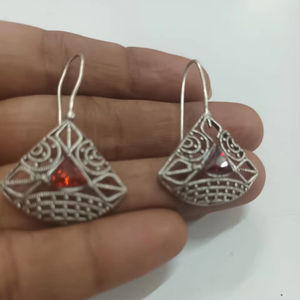 ต่างหูห้อยหินสีแดงสไตล์ชนเผ่าที่กำหนดเองได้สำหรับเด็กผู้หญิงชุบทองทองเหลืองสำหรับสวมใส่ในงานปาร์ตี้ - Product Image 1