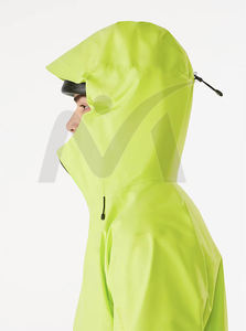 Chubasquero transpirable con Capucha ajustable y revestimiento resistente al agua para una mayor comodidad durante actividades de alta intensidad - Product Image 4