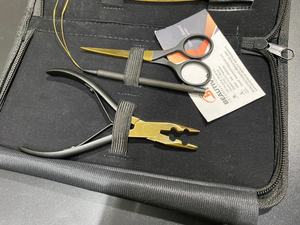 Ensemble d'outils de coiffure tout-en-un en acier durable, noir et or Pinces et ciseaux à aiguilles en forme de C-pour la séparation et les extensions de cheveux - Product Image 2