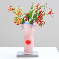 Vase en verre Art Déco pour mariage, à bord festonné, rose opale laiteux avec accent rouge, sculptural et décoratif, vente en gros
