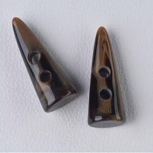 Bouton à bascule en corne de buffle, nouveau style, vente chaude, 30 mm et 50 mm, toutes les couleurs, 2 trous, PU, chemise et vêtements/chaussures, décoration, style ange - Product Image 1