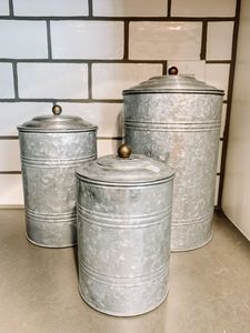 Ensemble de bidons galvanisés texturés à la main avec un look vintage et un design classique idéal pour la farine, le café, le sucre et les épices - Product Image 6