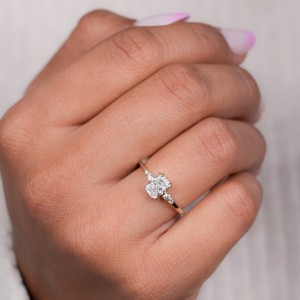 Anillo de compromiso y boda de lujo con 5 diamantes cultivados en laboratorio de 1.00 quilates, corte radiante, en oro blanco macizo con engaste de puntas. - Product Image 4