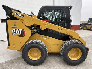 รถตักล้อยาง CAT 272D3 XE แบบดีเซล ขับเคลื่อนด้วยสายพานตีนตะขาบ สองสปีด สำหรับงานก่อสร้าง - Product Image 1