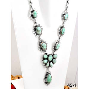 Collier artisanal du Sud-Ouest avec turquoise Paloma et argent sterling, motifs classiques de fleurs, d'ancres et de chiffres, chaînes à perles - Product Image 3