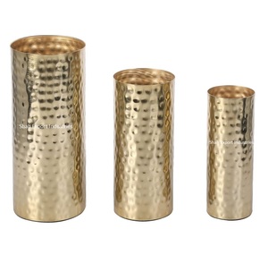 Vases à fleurs cylindriques martelés en métal doré pour la décoration de maison et d'hôtels de table Vase floral fait main - Product Image 3