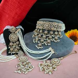 Ensemble ras de cou de travail de perles minimales détaillées avec ensemble léger Maang Tikka Complète magnifiquement Lehengas, Sarees Charme intemporel - Product Image 2