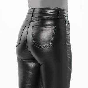 Pantalones de Cuero para Mujer de Calidad Profesional con Diseño de Logotipo Personalizado - Product Image 3