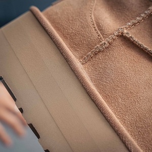 Bottes d'hiver imperméables classiques pour femmes, design élégant, doublure en peau de mouton, semelle en caoutchouc confortable, bottes plates pour la neige - Product Image 3