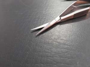 Tijeras Quirúrgicas Manuales de Acero Inoxidable con Logotipo Personalizado y Mango con Resorte para Uso Hospitalario - Product Image 2