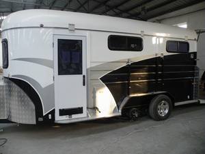 Remorque de charge à 3 chevaux à vendre Australian Deluxe Horse Float Cart with Living Quarter Box Horse Trailers - Product Image 3