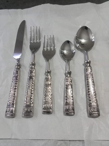 Diseño de moda de cucharas y cubiertos, hechos de metal de alta calidad, utilizados en hogares y restaurantes. - Product Image 5