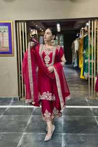 Costume pakistanais de qualité supérieure en mélange de soie chinon pure pour femmes, look élégant, fournisseur de vêtements, quantité en gros disponible à la vente - Product Image 3