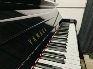 Piano Vertical Yamaha U1A de Alta Calidad con Acabado Negro, Tapa de Madera Sólida, Diseño Clásico y Tacto Suave (400+ U1) - Product Image 2