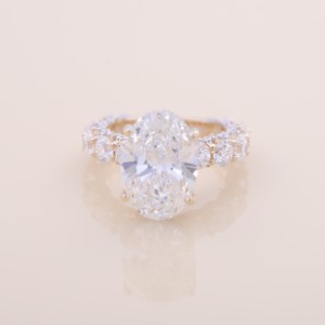 Bague de fiançailles et de mariage en or jaune/blanc/rose 9 carats avec halo de diamants ovales cultivés en laboratoire certifiés IGI et bande de diamants - Product Image 1