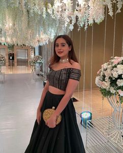 Top corto de fiesta de seda tapeta negra lehenga - Product Image 3