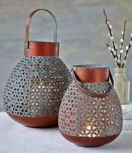 Lanterne métallique décorative Ramadan Kareem avec finition artisanale, idéale pour les cadeaux lors des célébrations du mois sacré - Product Image 1