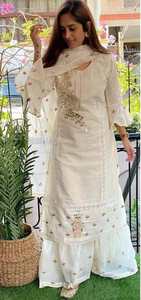 Trajes pakistaníes Pure Chanderi con forro de algodón malmal bordado pesado Zari yugo y frente con encaje de secuencia bordado completo - Product Image 4