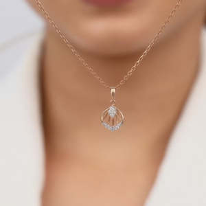 Colliers élégants avec pendentif en diamant Cocoon Lab en or rose avec pierres éblouissantes - Product Image 1