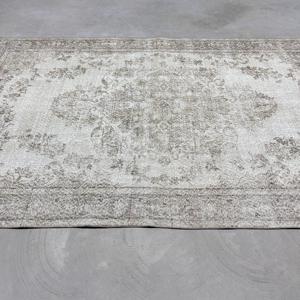 Tapis turc 5,6x9,2 pieds, gris et blanc, bordé de laine, tapis vintage - Product Image 4