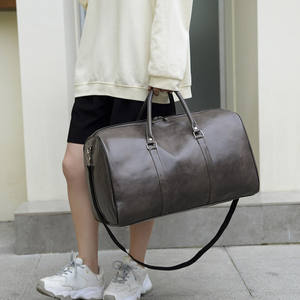 Sac fourre-tout de voyage en cuir PU grande capacité, sac à bandoulière tendance pour hommes et femmes avec fermeture éclair - Product Image 6