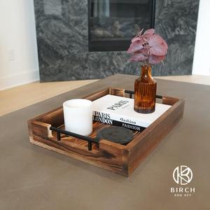 Plateau de rangement rectangulaire en bois massif de qualité supérieure avec finition grain rustique et poignées en métal noir robustes pour la décoration de cuisine et de salle à manger - Product Image 2