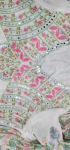 ชุดราตรียาวขอบสีขาวสำหรับสตรีชาวอินเดียเสื้อผ้าแนวชนเผ่าดีไซน์ล่าสุด - Product Image 6