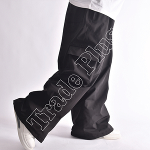 Pantalon de snowboard noir d'extérieur avec détail surdimensionné au niveau des genoux, doublure chaude, poches cargo fonctionnelles et coupe ample - Product Image 4